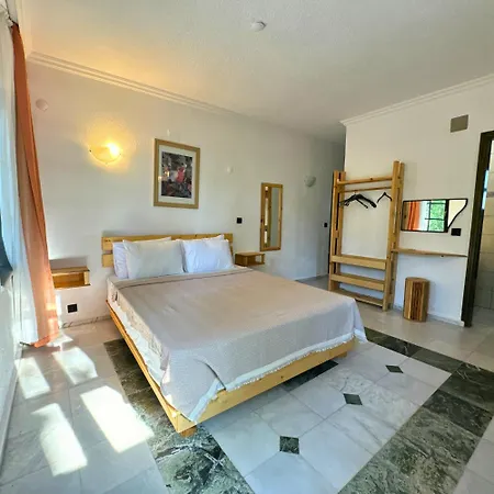 Club Mel Hotel 3*